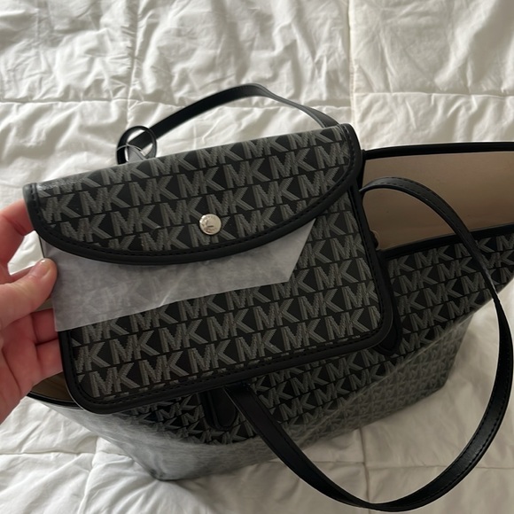 Michael Michael Kors Eliza Large East West
Open Tote with Wallet - Picture 4 of 8